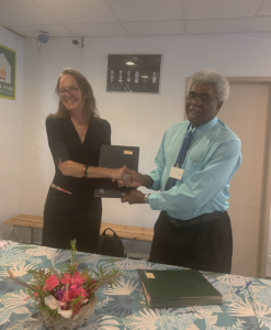 Jean Pierre Nirua, Président de l'Université Nationale de Vanuatu, et Virginie Bleitrach, Directrice Régionale de l'AFD Océanie Pacifique à la signature de l'amendement à Nouméa le 2 5 Octobre 2023